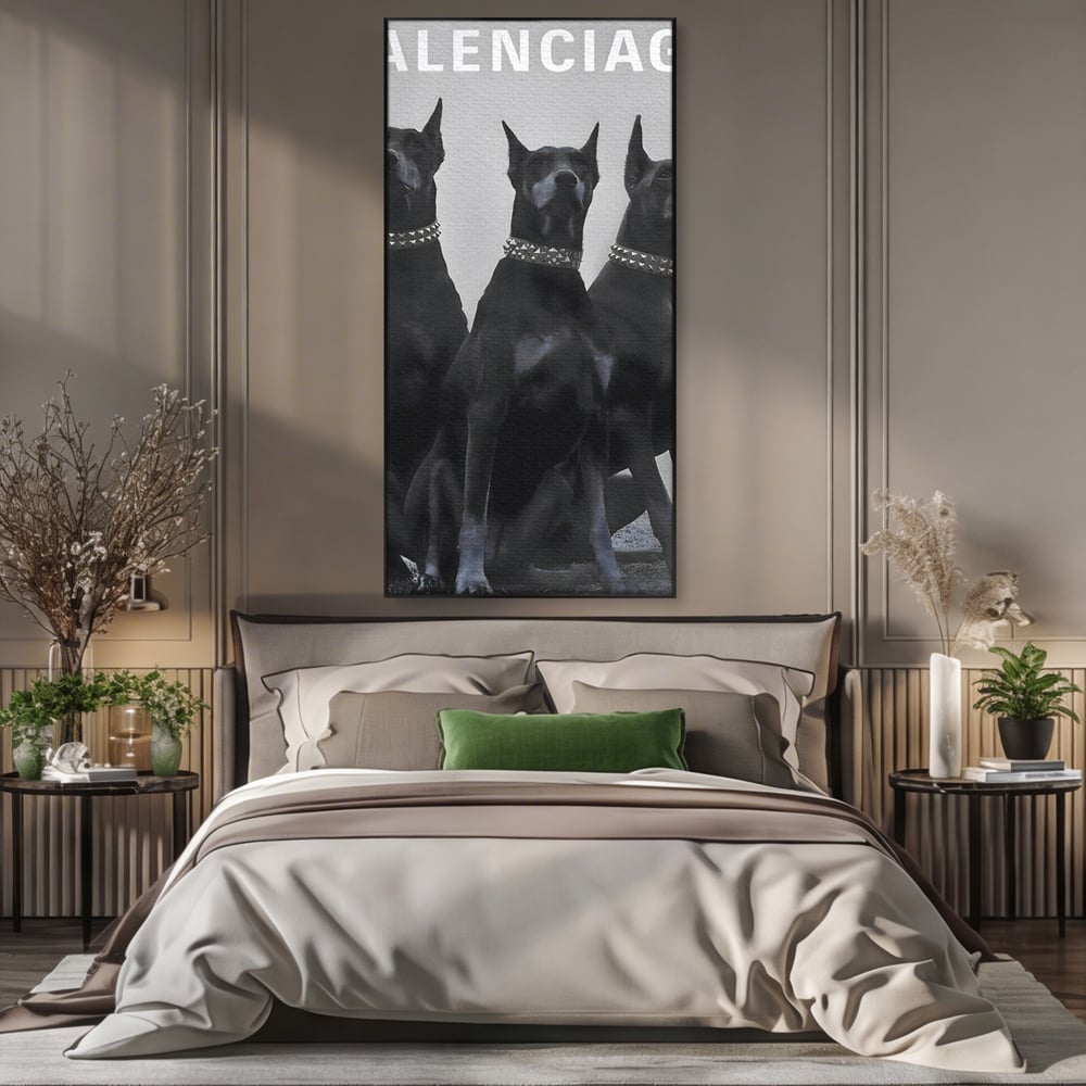 Tablou canvas cu tablou canvas cu trei dobermani, in rama de aluminiu negru, pe perete intr-un dormitor